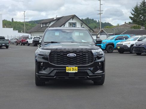 Used 2025 Ford Explorer ST-Line w/ ST-Line Street Pack AWD/4WD image 3