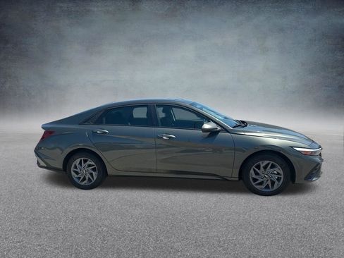 Used 2025 Hyundai Elantra Hybrid FWD image 7