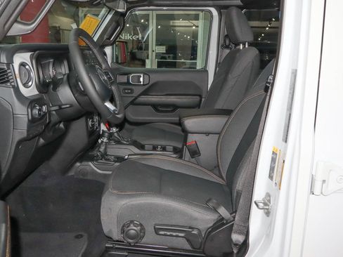 Used 2026 Jeep Wrangler Unlimited Sahara AWD/4WD image 7
