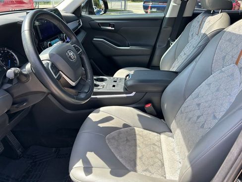 Used 2023 Toyota Highlander Bronze Edition FWD image 11