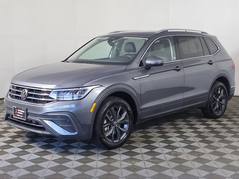 Used 2024 Volkswagen Tiguan SE w/ Panoramic Sunroof Package AWD/4WD image 8