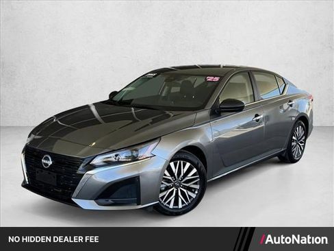 Used 2025 Nissan Altima 2.5 SV FWD image 1