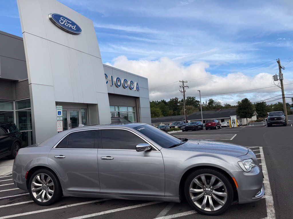 Used 2017 Chrysler 300 C RWD image 5