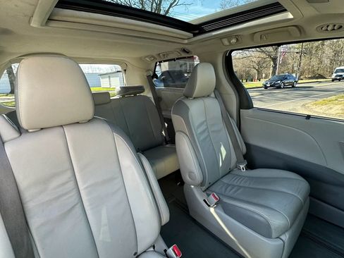 Used 2013 Toyota Sienna Limited w/ Premium Pkg image 32