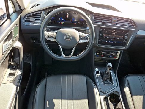 Certified 2023 Volkswagen Tiguan SE FWD image 11