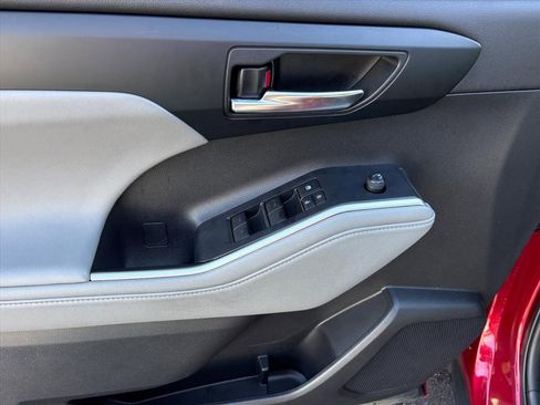 Used 2022 Toyota Highlander XLE image 22