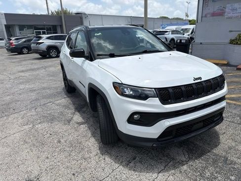 Used 2023 Jeep Compass Latitude AWD/4WD image 3