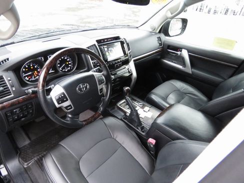 Used 2014 Toyota Land Cruiser image 11