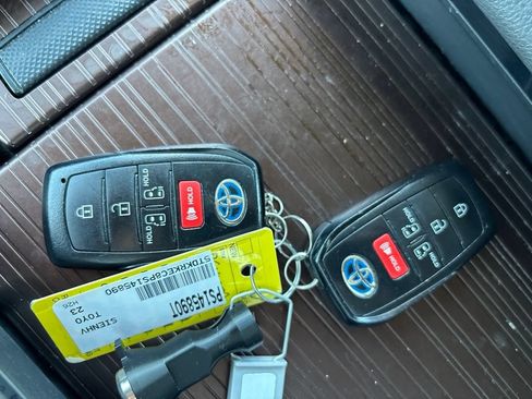 Used 2023 Toyota Sienna LE FWD image 33