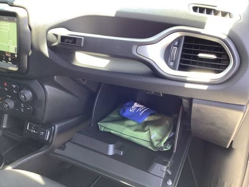 Used 2021 Jeep Renegade Latitude FWD image 40
