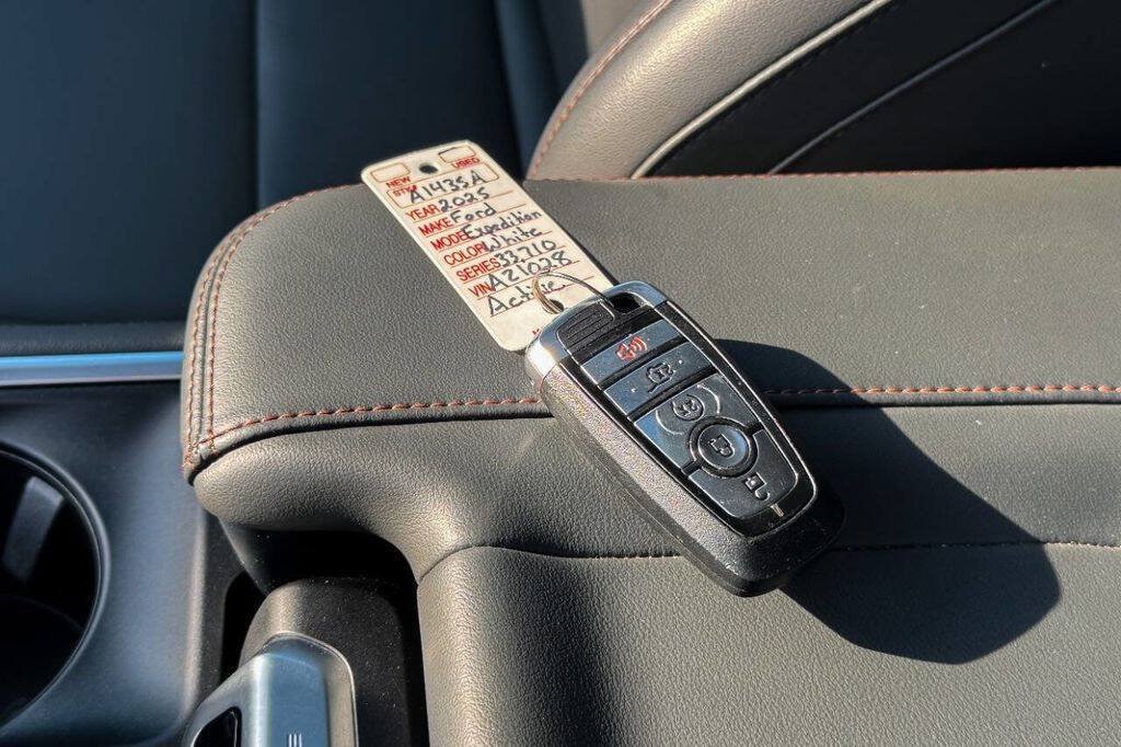 Used 2025 Ford Expedition Active AWD/4WD image 37