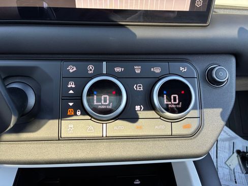 Certified 2025 Land Rover Defender 110 X-Dynamic SE AWD/4WD image 18
