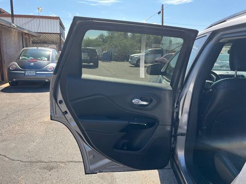 Used 2019 Jeep Cherokee Latitude Plus AWD/4WD image 14