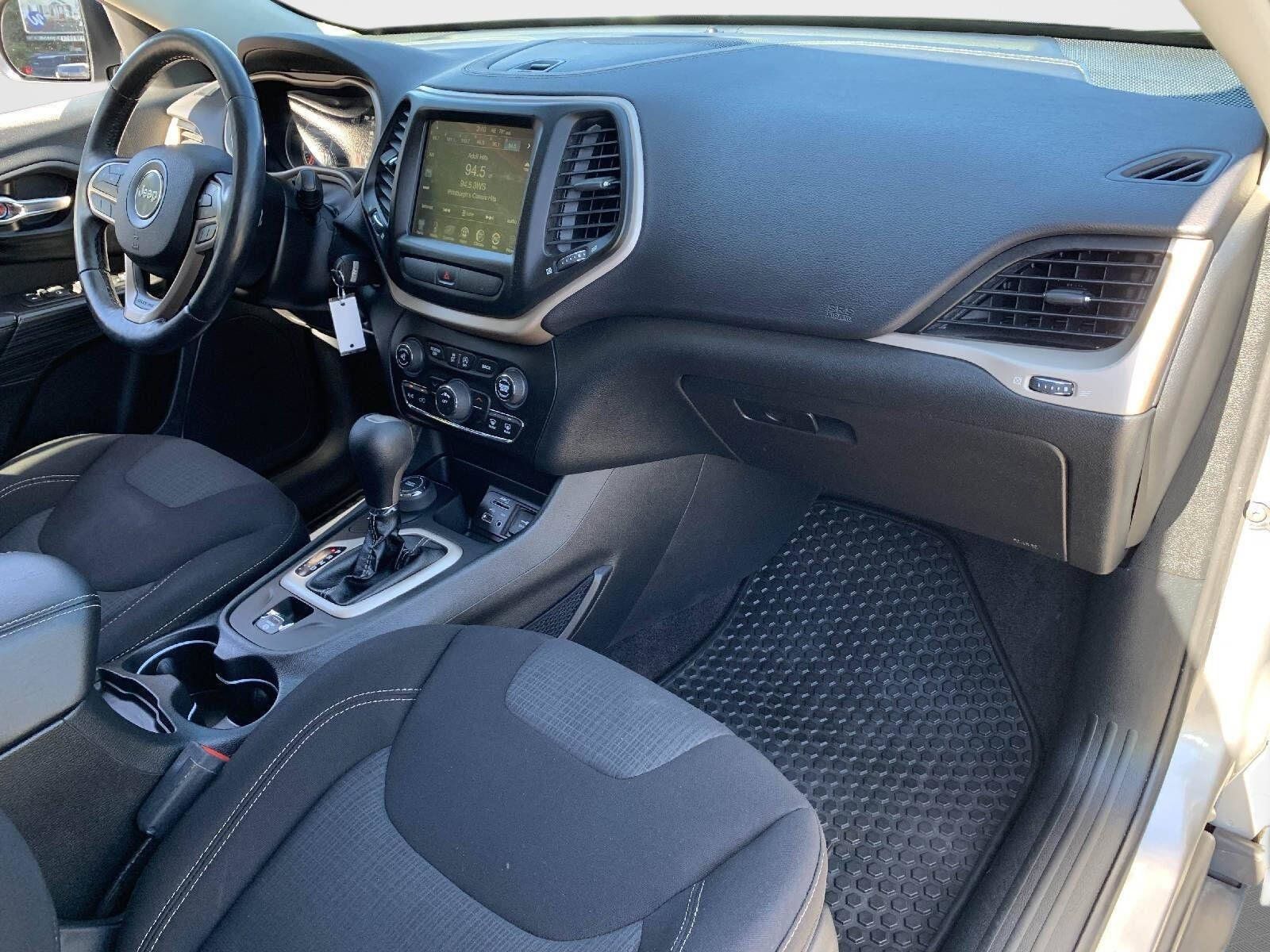 Used 2017 Jeep Cherokee Latitude w/ Cold Weather Group AWD/4WD image 36
