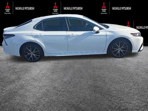 Used 2022 Toyota Camry SE FWD image 2