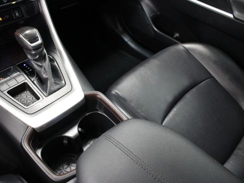 Used 2019 Toyota RAV4 Limited FWD image 17