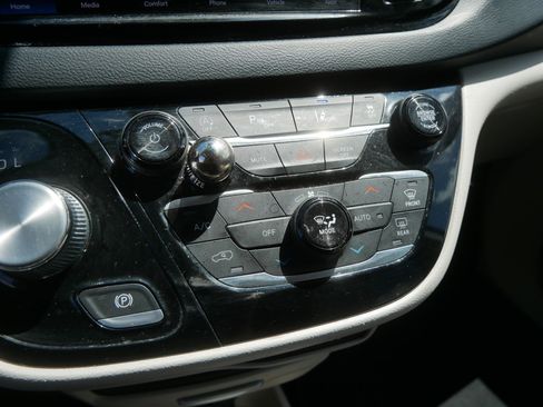 Used 2021 Chrysler Pacifica Touring-L FWD image 29