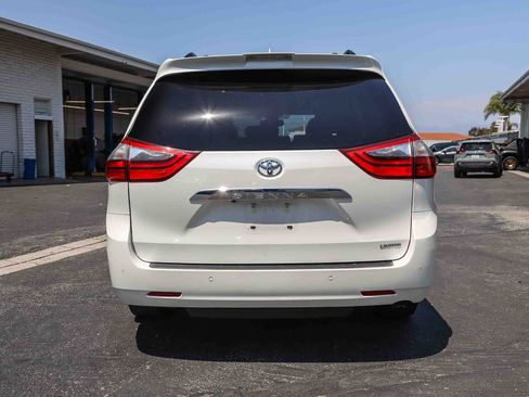 Certified 2020 Toyota Sienna Limited w/ Preferred Accessory Package FWD image 5