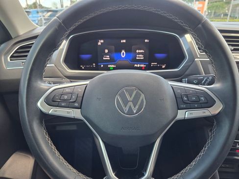Used 2023 Volkswagen Tiguan SE w/ Panoramic Sunroof Package FWD image 18