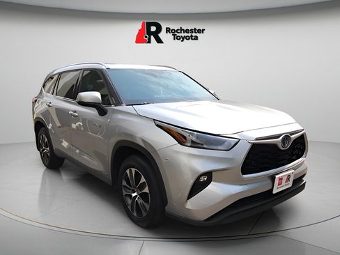 Used 2021 Toyota Highlander XLE AWD/4WD image 1