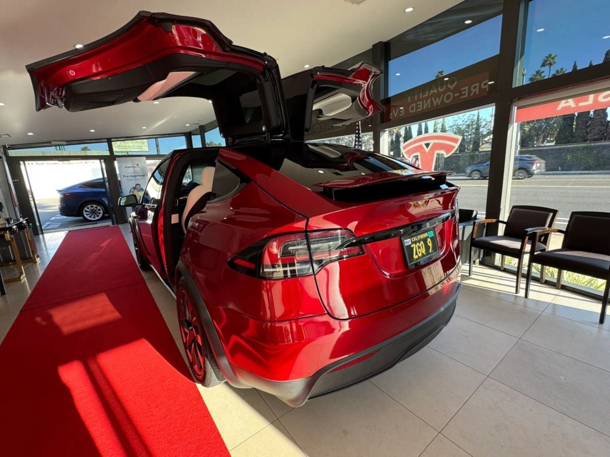 Used 2023 Tesla Model X AWD/4WD image 5