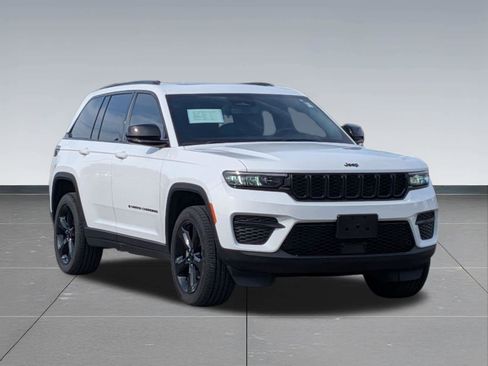 Used 2023 Jeep Grand Cherokee Altitude AWD/4WD image 7