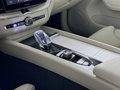 New 2026 Volvo XC60 B5 Ultra w/ Protection Package Premier image 16