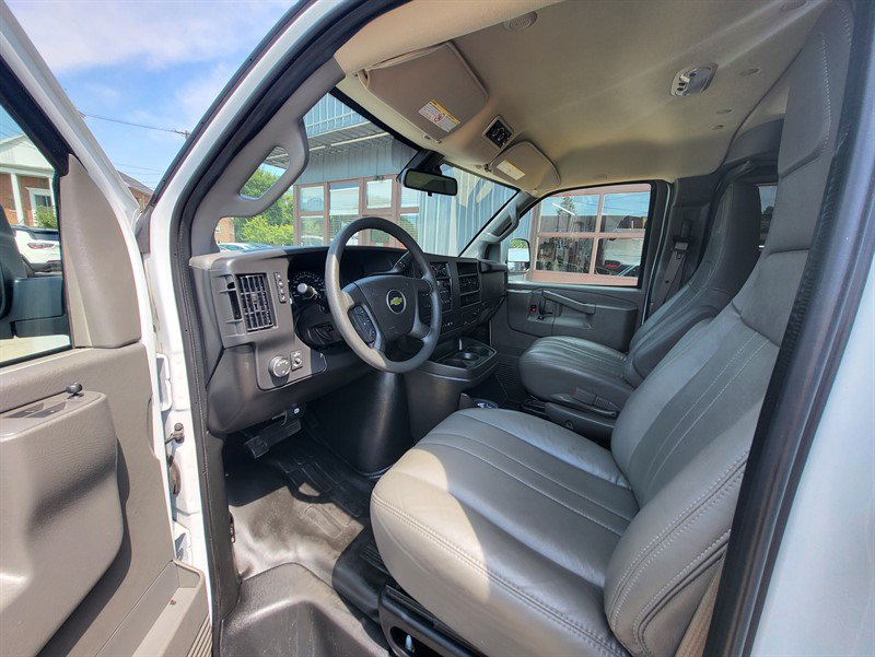 Used 2025 Chevrolet Express 3500 LS w/ Chrome Appearance Package RWD image 9