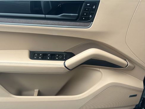 Certified 2025 Porsche Cayenne E-Hybrid AWD/4WD image 24