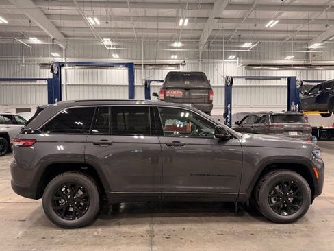 New 2026 Jeep Grand Cherokee Laredo image 2