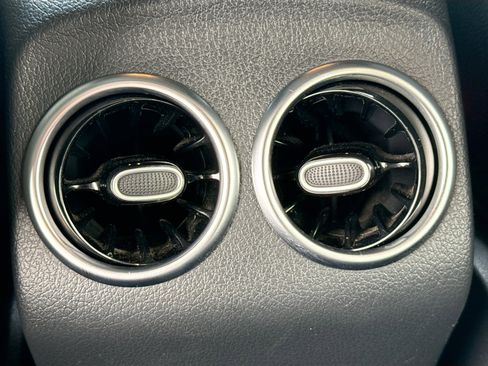 Used 2022 Mercedes-Benz GLB 250 image 19