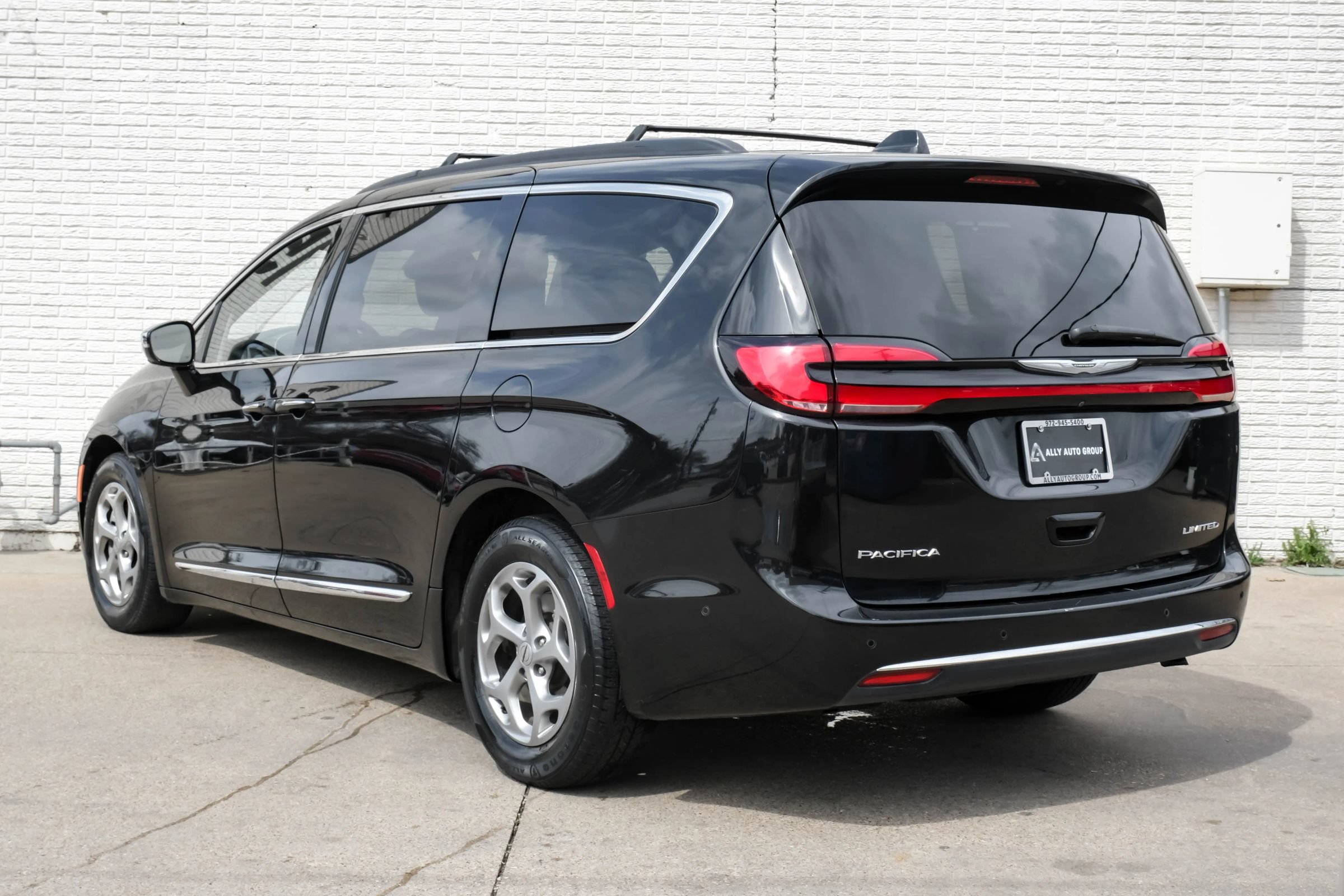 Used 2022 Chrysler Pacifica Limited FWD image 9