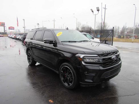 Used 2022 Ford Expedition Limited image 3