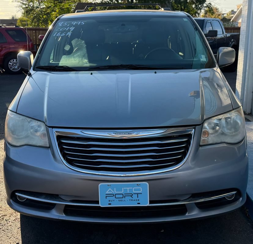 Used 2014 Chrysler Town & Country Touring FWD image 7