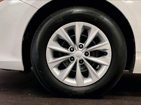 Used 2016 Toyota Camry LE image 9