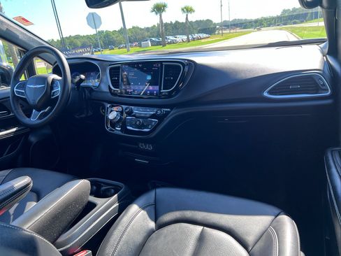 Certified 2025 Chrysler Pacifica Select FWD image 14