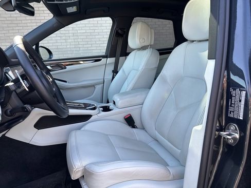 Used 2023 Porsche Macan Turbo image 8