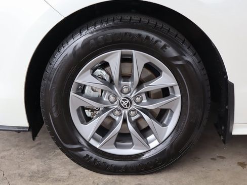 Used 2021 Toyota Sienna XLE image 11