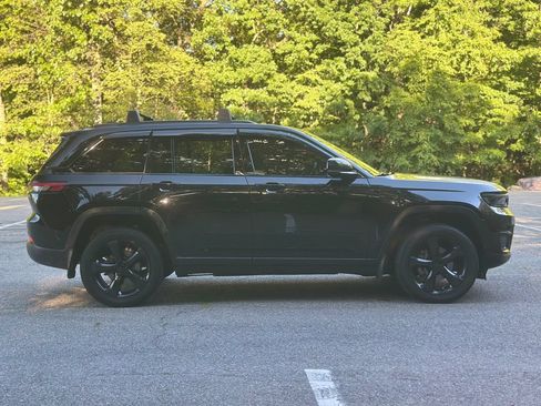 Used 2024 Jeep Grand Cherokee Altitude AWD/4WD image 8