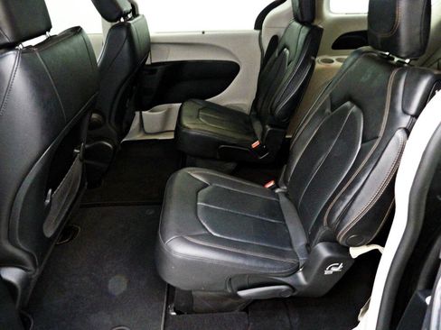 Used 2019 Chrysler Pacifica Touring-L FWD image 9