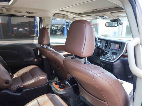 Certified 2020 Toyota Sienna Limited w/ Preferred Accessory Package FWD image 18