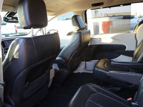 Used 2021 Chrysler Voyager Lxi image 13