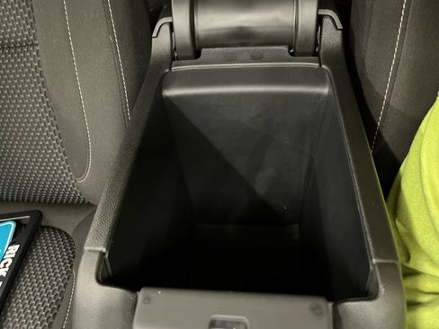 Used 2023 GMC Acadia SLE w/ Driver Convenience Package image 28