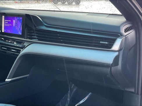 Used 2025 Toyota Camry SE image 18