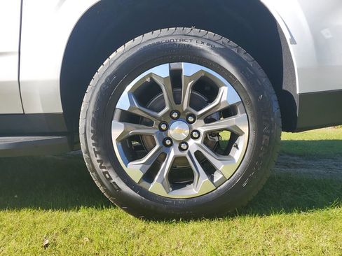 New 2026 Chevrolet Suburban LS image 5