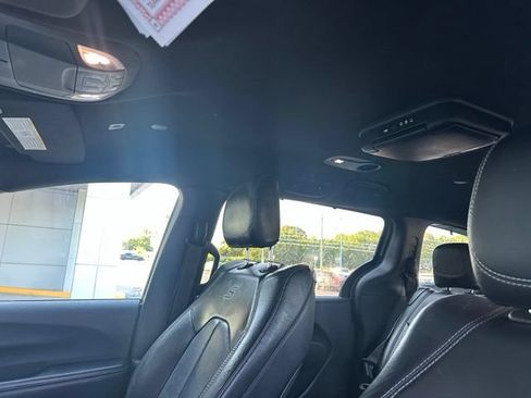 Used 2018 Chrysler Pacifica Touring-L w/ Premium Audio Group FWD image 13