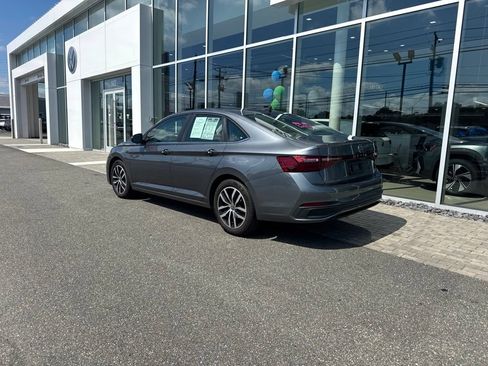 Used 2025 Volkswagen Jetta SE w/ Sunroof Package FWD image 3