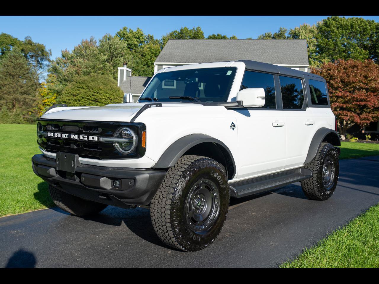 Used 2025 Ford Bronco Outer Banks w/ Sasquatch Package AWD/4WD image 2