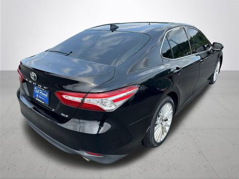 Used 2019 Toyota Camry XLE FWD image 7