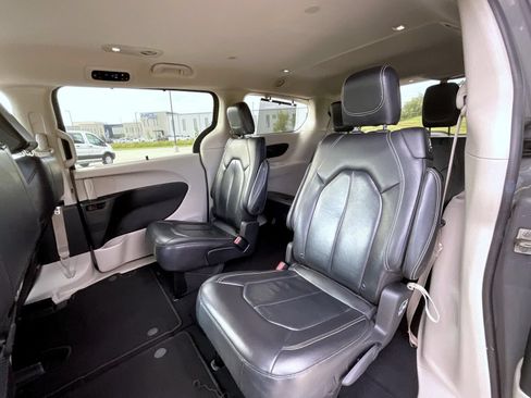 Used 2022 Chrysler Pacifica Touring-L FWD image 19